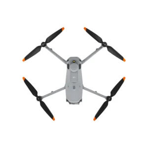 DJI Matrice 4T in volo durante un'ispezione di linea elettrica con teleobiettivo lungo raggio.
