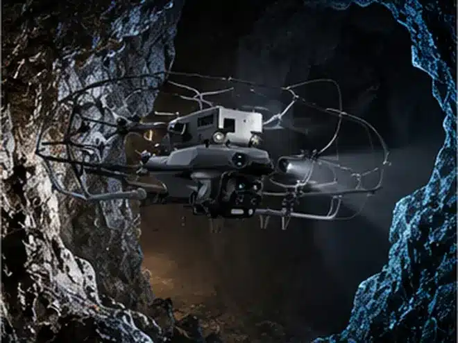 Drohne mit Kollisionsschutzkäfig im Flug in einem in den Fels gehauenen Bergwerksstollen
