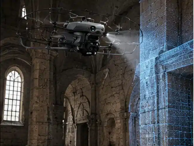 Drohne im Flug in einem historischen Kirchenschiff aus Stein, mit dem Scan der Pfeiler und Gewölbe