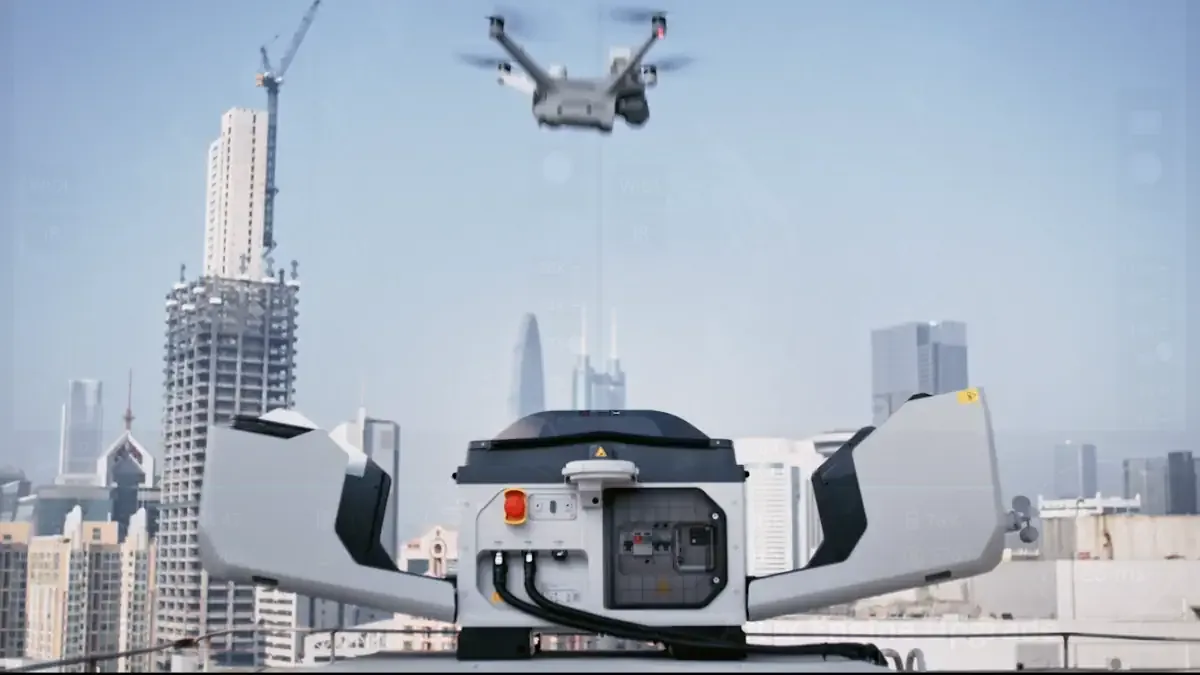 Drone per videosorveglianza in decollo dal DJI Dock 3